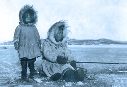 Holenderski łowca wielorybów wśród Inuitów