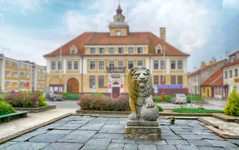 Ratusz Olsztynka i lew z mauzoleum Tanneberg