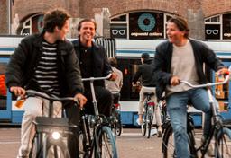 Samochodem czy rowerem? Coraz więcej młodych bez samochodu