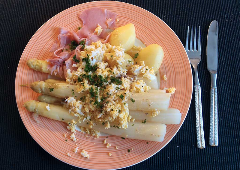 szparagi na talerzu po holendersku