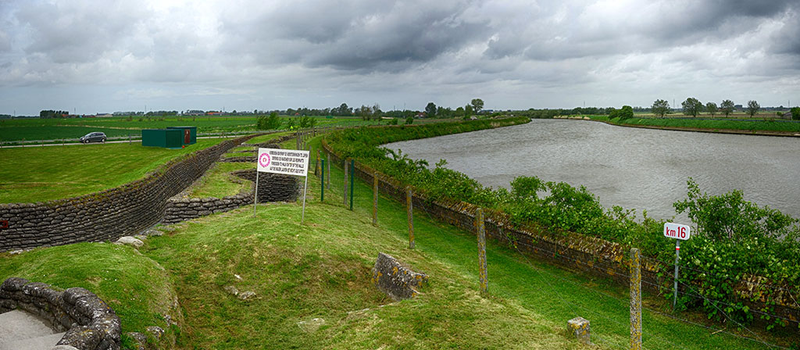 okopy wzdłuż rzeki