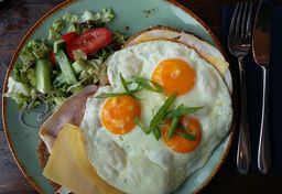 Holenderski lunch: uitsmijter